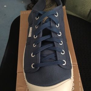 KEEN navy tennis shoes, never worn, nothing wrong!